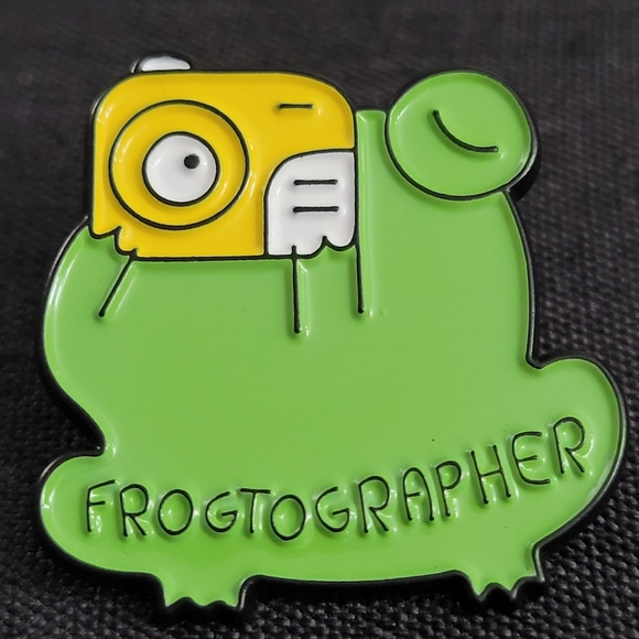 Frogtographer Frog With A Camera Enamel Pin - Picture 3 of 10